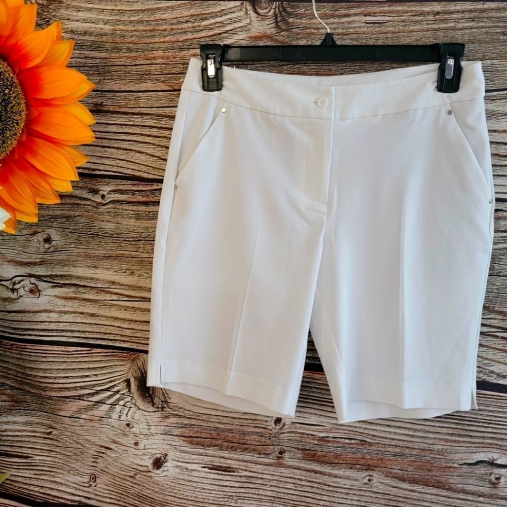 "Greg Norman " Woman's play dry shorts Size: 2 white NWT
